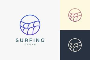 Logotipo de tema marino o acuático en forma de círculo de onda oceánica simple vector