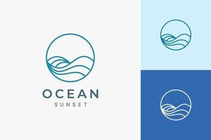Logotipo de tema marino o acuático en forma de círculo de onda oceánica simple vector