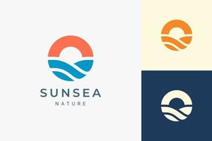 Logotipo de playa o costa en forma simple de sol y océano vector