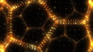 goldener Hexagonstrudel mit Goldpartikeln auf schwarzem Hintergrund video