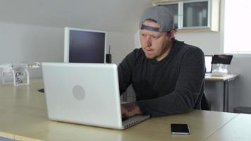Mann, der im Büro mit Computern und Luftdrohne arbeitet video