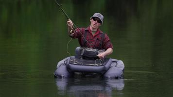 hombre pescando con mosca en el lago video