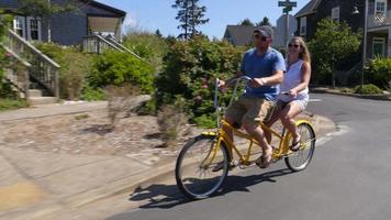 pareja, equitación, bicicleta tándem, juntos, en, costero, vacaciones, comunidad