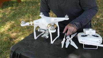 hombre preparando drone para vuelo video