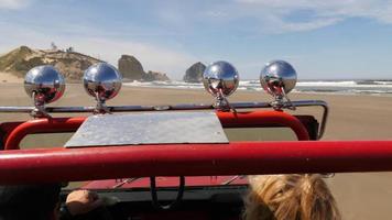 paar rijden 4x4 off-road voertuig rijden op het strand video