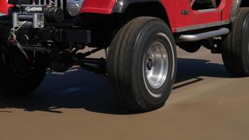 coppia alla guida di un fuoristrada 4x4 che guida sulla spiaggia video