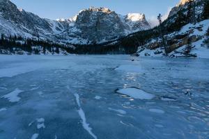 el lago en invierno - parque nacional de las montañas rocosas foto