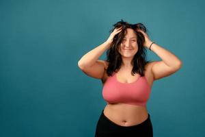 feliz, plus size, mujer positiva, en, estudio foto