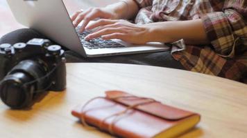 junge Frau mit Brille arbeitet mit Laptop im Café
