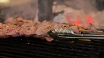 Carne frita en una parrilla de carbón en un restaurante. video