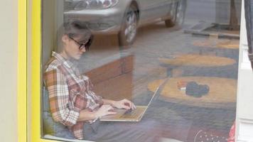 Frau arbeitet mit Laptop im Café video