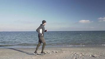 männlicher Läufer, der sich bei kaltem Wetter aufwärmt video