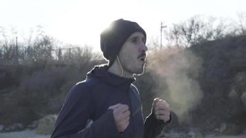 Läufer beim Aufwärmen bei kaltem Wetter video