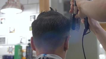 männlicher Friseur bei der Arbeit video