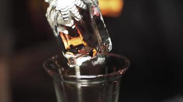 Barkeeper legt Eis in eine Tasse video