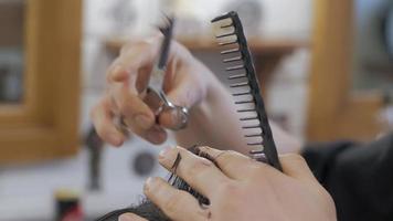 In der Nähe eines Mannes, der sich in einem Friseursalon die Haare schneiden lässt video