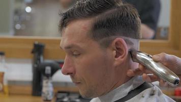 près de l'homme se coupe de cheveux au salon de coiffure video