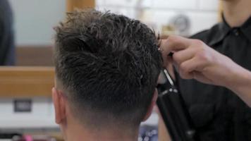 coupe de cheveux au salon de coiffure video