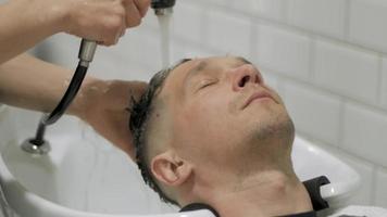 Abschluss des Haarschnitts beim Friseur video