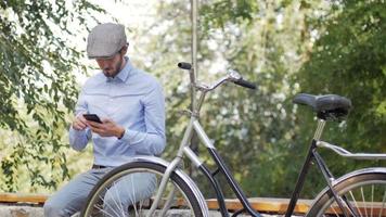 jonge man zit met retro fiets video