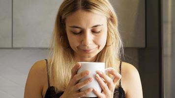 Cerca de una mujer tomando el olor a café con los ojos cerrados foto