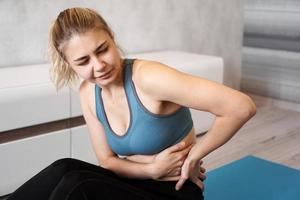 retrato, de, mujer joven, sentado, en, estera de yoga foto