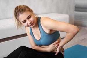 retrato, de, mujer joven, sentado, en, estera de yoga foto