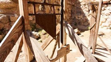 una vieja guillotina hecha de tablas de madera y una hoja de hierro foto