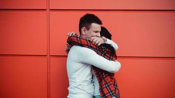 pareja de citas y abrazos en el amor en un día soleado - fondo rojo foto