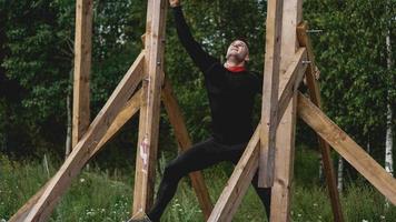 El hombre atravesando obstáculos durante la carrera de obstáculos en el campo de entrenamiento foto