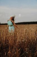 hermosa joven bailando en el campo foto