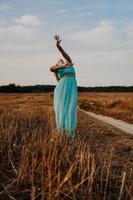 hermosa joven bailando en el campo foto