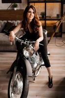 mujer joven, con, motocicleta, en, estudio foto