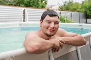 retrato, de, un, joven, en la piscina foto