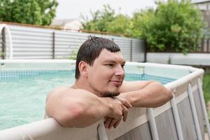 retrato, de, un, joven, en la piscina foto