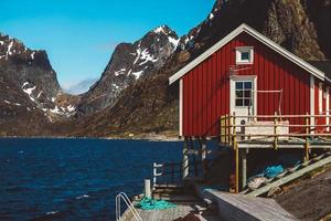 Noruega rorbu casas y montañas rocas sobre el paisaje del fiordo foto
