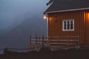 noruega rorbu casas y montañas rocas sobre fiordo foto