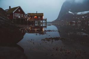 noruega rorbu casas y montañas rocas sobre fiordo foto