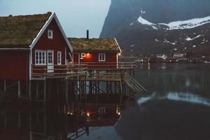 noruega rorbu casas y montañas rocas sobre fiordo foto