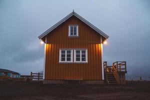 noruega rorbu casas y montañas rocas sobre fiordo foto