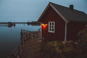 noruega rorbu casas y montañas rocas sobre fiordo foto