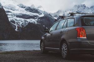 coche en el fondo de montañas nevadas y lagos foto