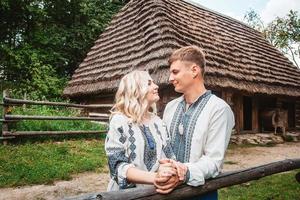 pareja casada fuera de una casa de madera foto