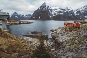 noruega rorbu casas y montañas foto