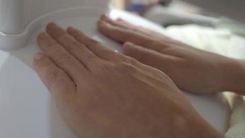 masaje de manos y uñas en el spa en casa. máquina de pedicura de uñas