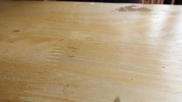 Zeitlupe herauszoomen Hand einer Frau legt Lachssalat auf den Tisch video
