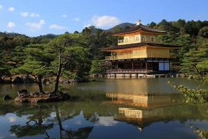 templo kinkakuji - pabellón dorado en kyoto, japón foto