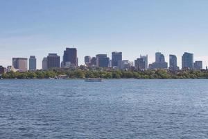 río charles y horizonte de boston foto