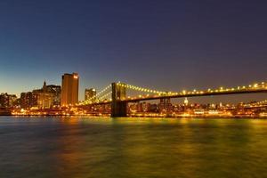 hermosa vista nocturna de manhattan foto