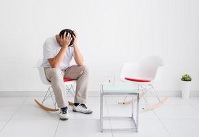 retrato de un hombre cansado, estresado y con dolor de cabeza foto